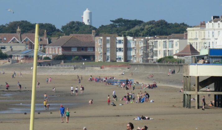 Video: Burnham-On-Sea, Berrow and Brean beaches busy as heatwave arrives