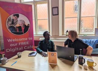 Volunteer Digital Champion Q (left) with a attendee (right) at Burnham-on-Sea Digital Cafeì