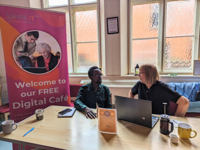 Volunteer Digital Champion Q (left) with a attendee (right) at Burnham-on-Sea Digital Cafeì