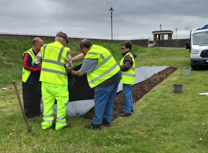 Burnham-On-Sea.com: Seafront flower beds in Burnham-On-Sea being planted