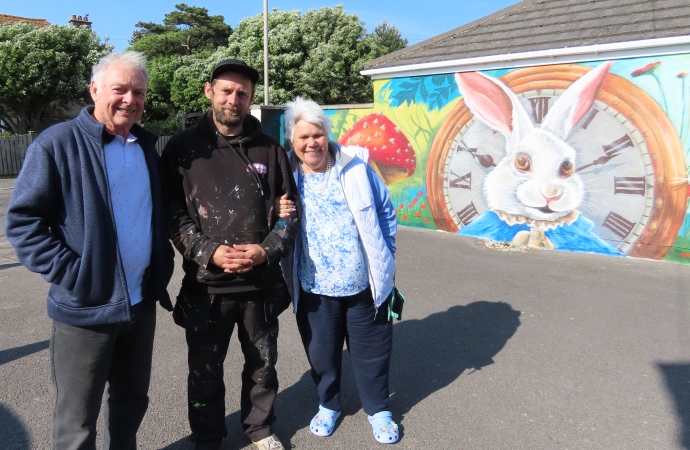 Burnham-On-Sea.com: New street mural by Robin Gunney unveiled in Burnham-On-Sea