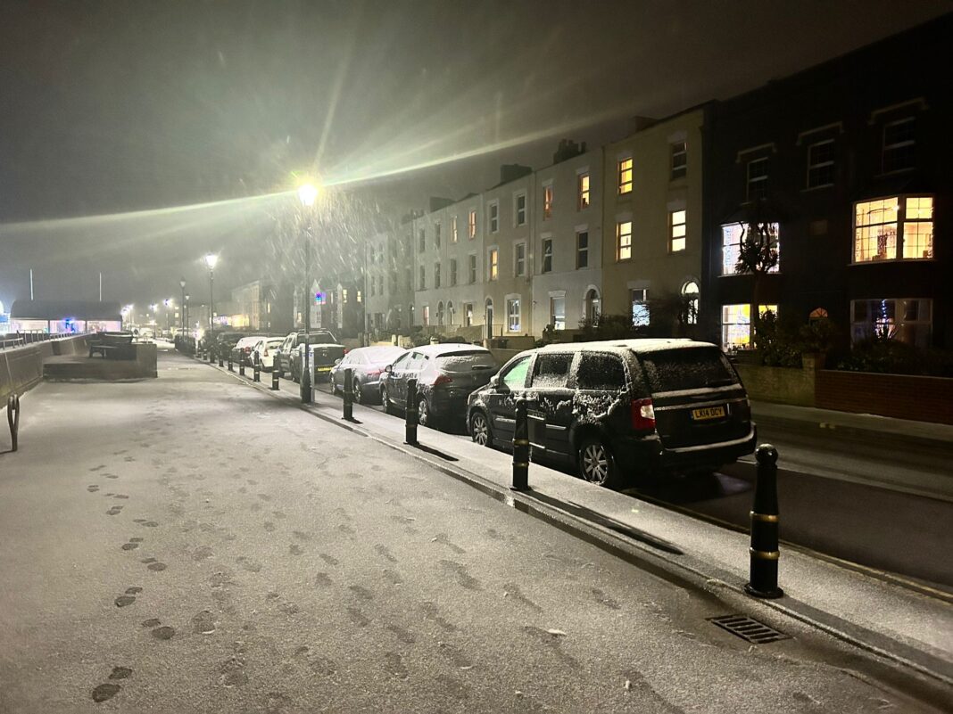 PHOTOS: Snow falls in Burnham-On-Sea area, causing disruption on M5